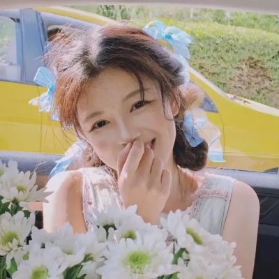 濠河边上的女人